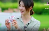 撒贝宁高圆圆下地采茶！挥锄头干农活超卖力，合照张嘴大笑太欢快