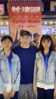汤镇业晒14岁双胞胎女儿走秀照，大露长腿满脸自信，越大越像母亲