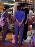 偶遇张若昀一家现身游乐园，两岁女儿大眼睛超萌，长得更像妈妈！