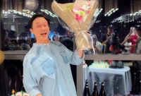 张智霖生日获众多朋友庆祝 和袁咏仪在众人面前亲吻拥抱很恩爱