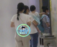 谢娜二胎女儿近照曝光，身旁有保姆看护，母女同框画面温馨