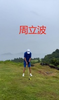 55岁周立波打高尔夫被拍，冒大雨全身被淋湿，皮肤黝黑肌肉太抢镜
