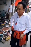 75岁侯耀华现身逛地摊，戴金表金戒神采奕奕，当街抽烟被路人围观