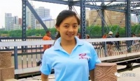 美女主持人佟瑶：酒后在江边小便时不幸落水身亡，年仅32岁令人惋惜