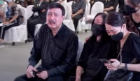 余苑绮骨灰与猪哥亮安葬同一墓园，母亲李亚萍在棺材前哭到瘫软