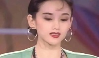 30年不吃米饭，靠助理洗澡，如今64岁的“人间极品”，怎么样了...