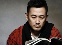 演员王志飞为娇妻庆生，场景布置公主风，妻子比他小15岁 演员王志飞