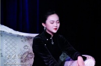 23岁林妙可终于找对穿衣风格了！身穿旗袍珠光宝气出镜，贵气十足