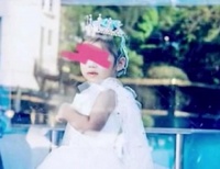 何超盈为女儿办3岁庆生宴，现场奢华似城堡，引起网友热议