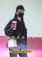 刘亦菲现身商场逛街，身上背鳄鱼皮包包，戴棒球帽打扮低调