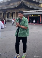 52岁张国强现身峨眉山，打扮低调虔诚拜佛，与粉丝热情合影没架子