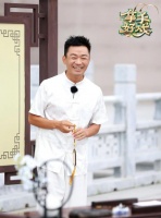 王宝强罕见晒日常，独自一人坐山顶凉亭吃盒饭，低头不语显落寞