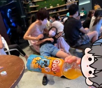 马伊琍带娃吃饭被偶遇，坐小板凳上排队等位，被网友称赞太低调