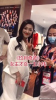 当时还可惜，同样是夫妻搭档，如今却只有她一个人出镜