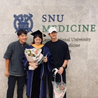 宋仲基罕见晒出与兄妹合照，网友直呼不敢认，原来三兄妹都是学霸
