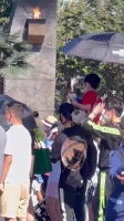 网友在环球影城偶遇黄晓明带小海绵……