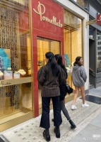 那英前往英国陪读被拍！带15岁女儿逛奢侈品店，母女俩越长越像