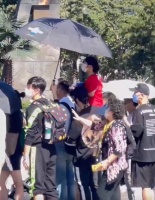 黄晓明把5岁儿子扛肩上！站人群中霸气十足，一旁助理帮忙撑阳伞