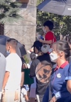 黄晓明带娃游环球影城，小海绵坐在爸爸肩头看表演，岁月静好！