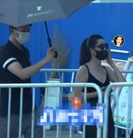 44岁秦海璐做核酸被偶遇，穿吊带露大片白皙皮肤，男司机在旁撑伞