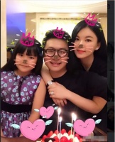 李湘疑似复婚！定居英国与前夫住一屋檐下，举止亲密同送女儿上学