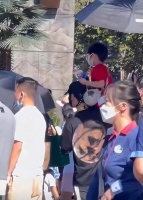 网友偶遇黄晓明带儿子游环球影城，把儿子扛在肩上，妥妥的老父亲