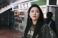网友商场内偶遇曾黎，45岁身材纤细举止优雅，黑衣保镖全程护航