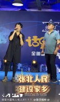 63岁毕福剑重回舞台！面色红润状态佳，主持节目风采不减当年