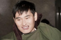 大衣哥新儿媳幼儿园热舞，扭腰抬腿秀身材，穿短裤内衣肩带露出