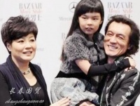李咏20岁女儿近照曝光，五官精致颜值逆袭惊呆网友