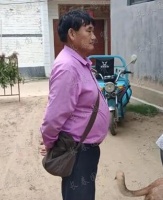 53岁大衣哥朱之文近照曝光，身材发福大肚腩抢镜