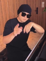 周杰伦晒儿子弹钢琴 罗密欧戴黑色墨镜酷炫十足