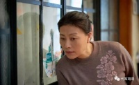 她28岁生女后离婚，40岁不幸患癌，如今60岁与女儿相依为命