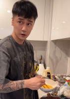 蒋劲夫迎来31岁生日，亲自下厨烧菜做饭，家暴男形象彻底不复存在