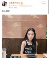 李咏女儿近照曝光！穿4400元背心素颜出镜，五官精致长相酷似爸爸
