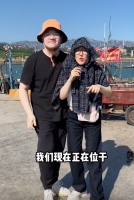 宋丹丹儿子巴图携妻儿现身码头 大儿子五官与爸妈超像