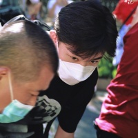 何洛洛现身北京电影学院 众多粉丝簇拥