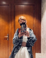 杨丞琳晒美照告别八月 对镜自拍妆容精致状态好