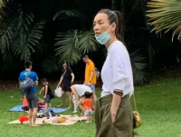 52岁张庭素颜近照曝光，没了化妆和滤镜原来她长这样