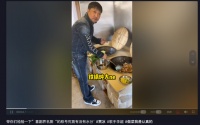 42岁谐星贾冰在家烧地锅！大铁锅炖鱼接地气，角落堆一地粗木柴