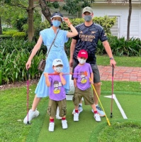 胡杏儿老公晒一家人出游照，两人搂肩秀恩爱，各抱一个孩子好幸福