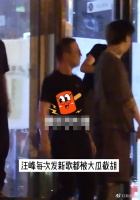51岁汪峰被指脱发严重，头顶直接秃一块，和好友相聚脸色绯红