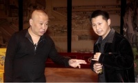 郭德纲昔日爱徒何沄伟开专场！票价仅售200元，网友：越来越便宜