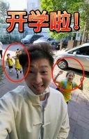 陈佩斯儿子送4个孩子上学！张大嘴巴狂笑不止，油光满面显疲态