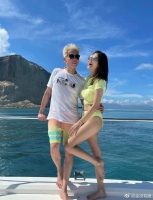 53岁陶喆携妻儿度假，小18岁娇妻穿泳衣秀长腿，身材颜值双双在线