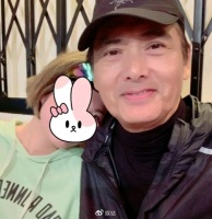 周润发面店被粉丝偶遇，超贴心举动被赞：好温暖