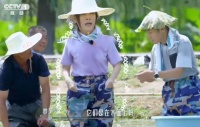 那英大胆下泥塘摸河蚌！手插泥水里不怕脏，自曝小时候爱骑母猪玩