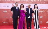 张光北真是艳福不浅，妻子半老徐娘仍风情万种，两人同框恩爱粘人！