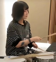 窦唯20岁小女儿近况曝光！打架子鼓气质似爸爸，五官像姐姐窦靖童