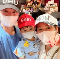 胡杏儿素颜吃垃圾食品！汉堡薯条摆满一大桌，身上挂一个五万小包